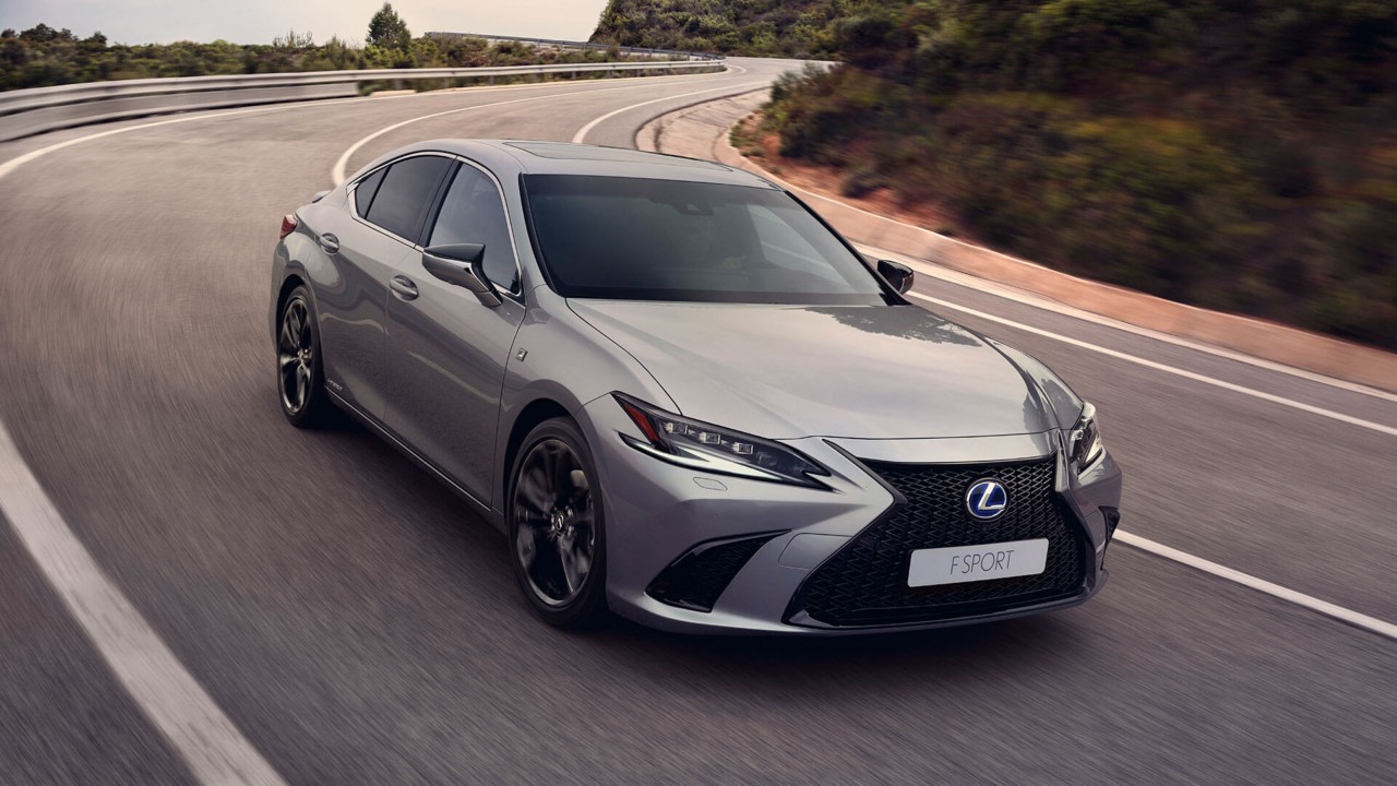 Lexus ES driving round a bend