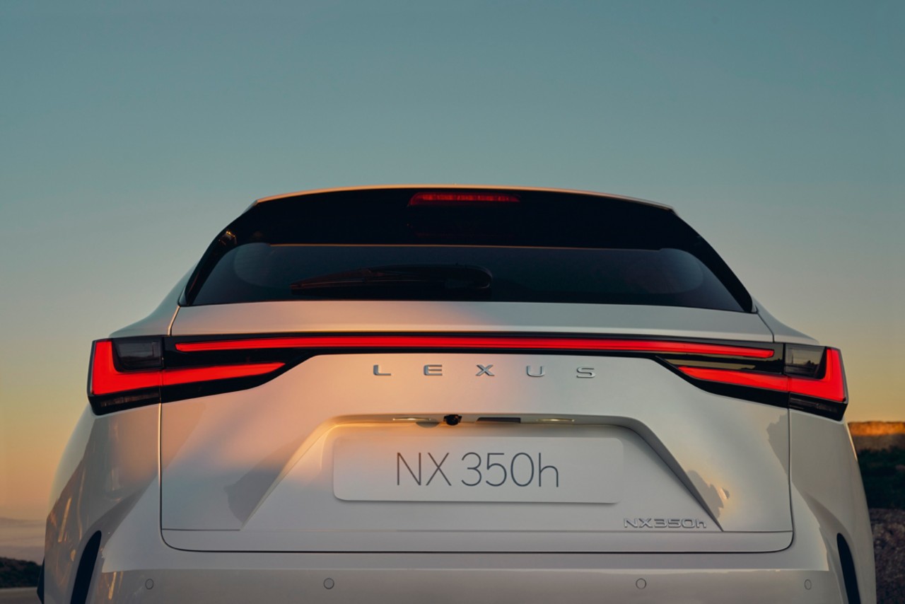 Lexus NX signature blade light