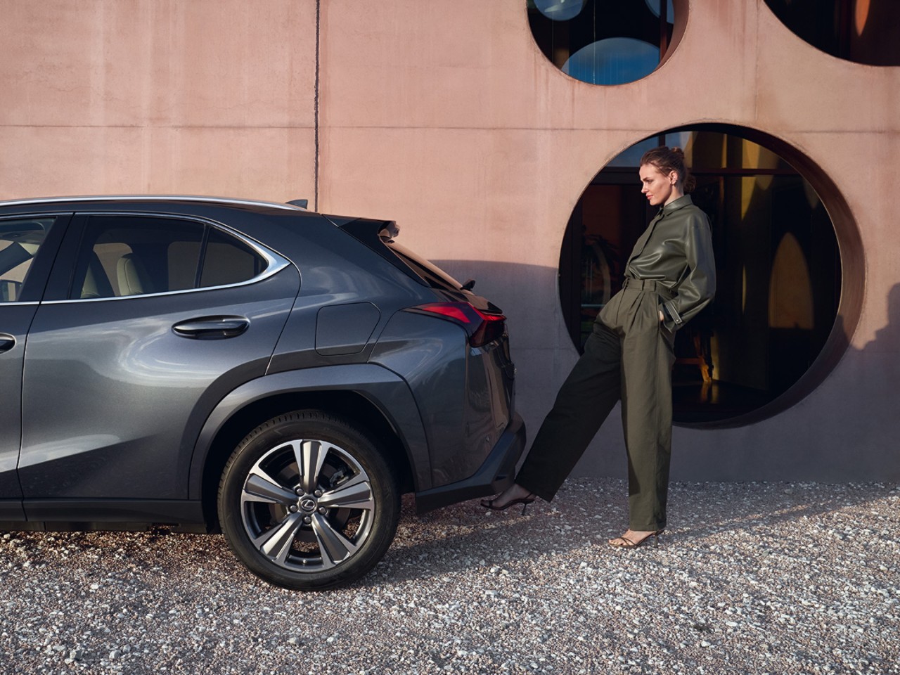 LexusUX 300e hands free powered tailgate