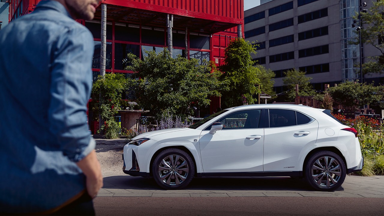 2022-lexus-ux-gallery-exterior-02-1920x1080_tcm-3157-2358745
