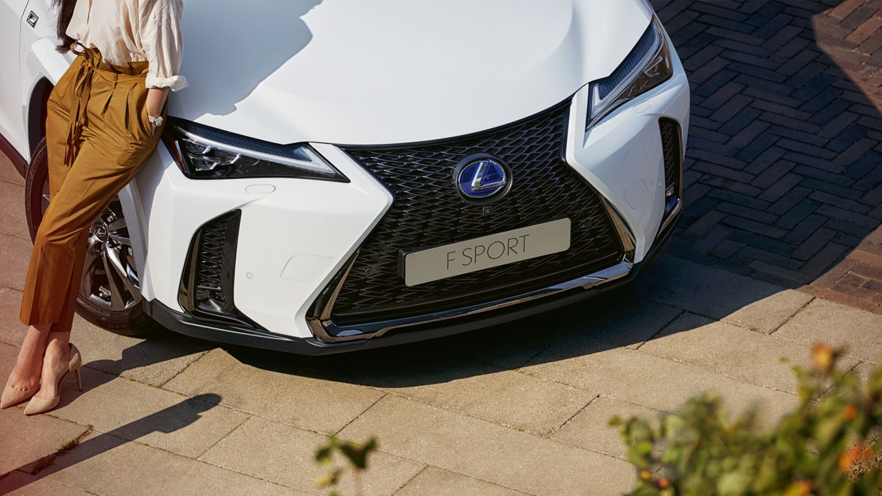 2022-lexus-ux-gallery-lifestyle-01-1920x1080_tcm-3157-2358754