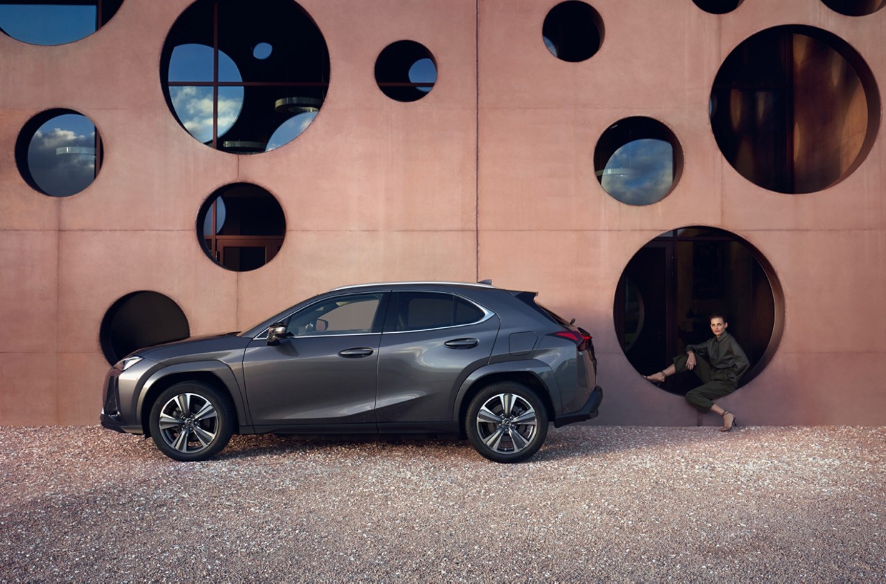 Side view of Lexus UX 300e